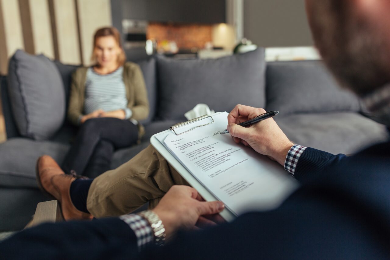 patient speaking with their therapist about the difference of methadone vs suboxone in Massachusetts